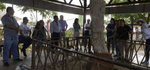 En la comuna, a la altura del km 89 de la v&iacute;a a la Costa, se construy&oacute; una p&eacute;rgola de madera para proteger la escultura prehisp&aacute;nica.  