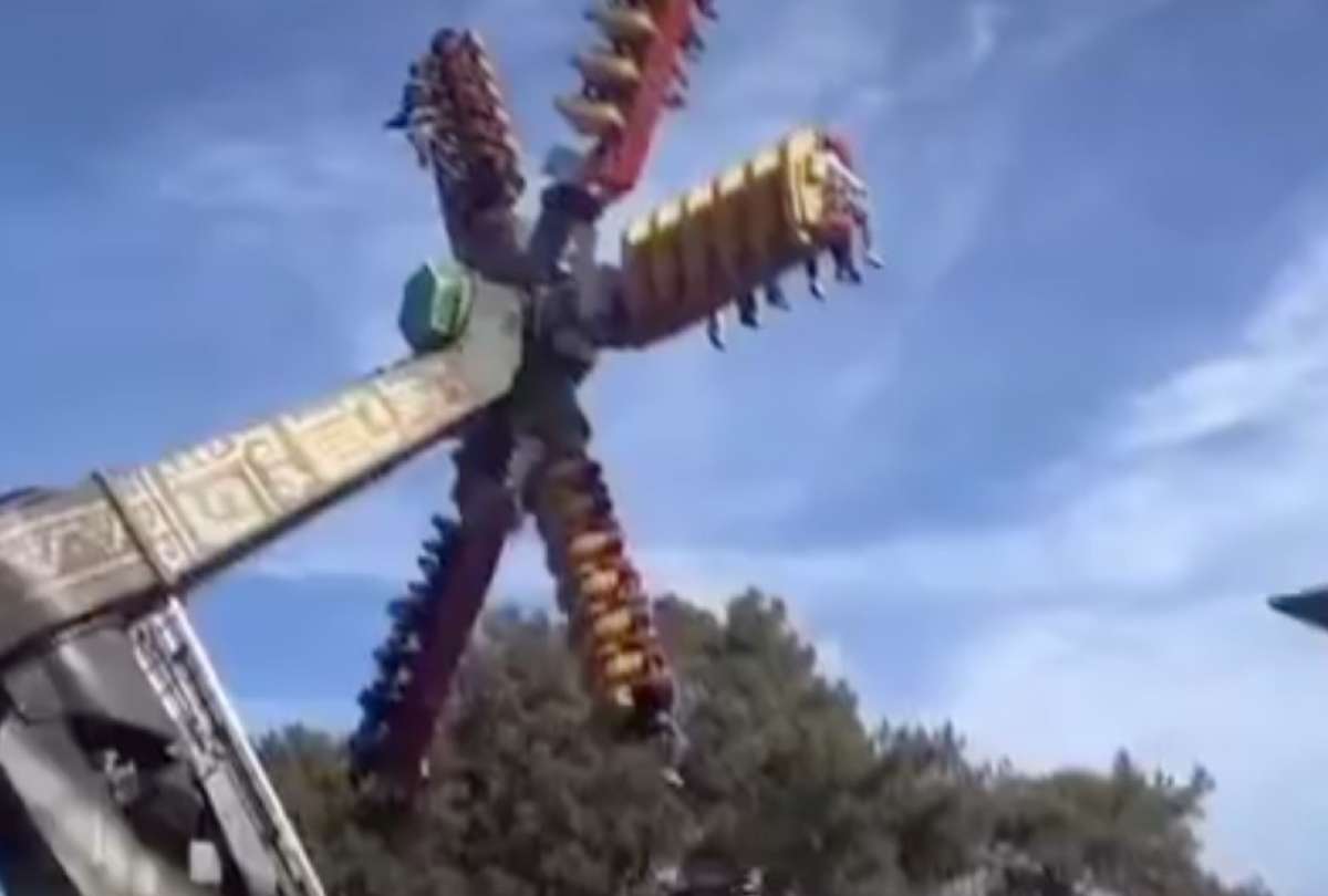 20 personas quedaron atrapadas en el aire en un parque de diversiones.