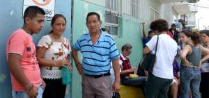 Mariana Puya, esposa del herido Jos&eacute; Ortiz (controlador del bus de la  Coop. Loja), estuvo ayer en el &aacute;rea de emergencias del hospital Vernaza.