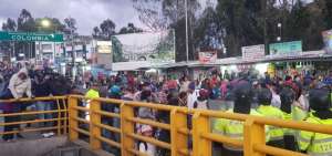 Polic&iacute;a sorprende a 15 venezolanos cruzando el r&iacute;o Carchi