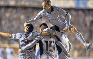 William Ferreira marc&oacute; el primer gol del encuentro para Bol&iacute;var tras un error defensivo. Foto: AFP