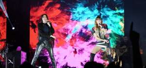 Ashley (izquierda), junto a su hermana Hanna, durante uno de los conciertos de su gira mundial en la regi&oacute;n.   