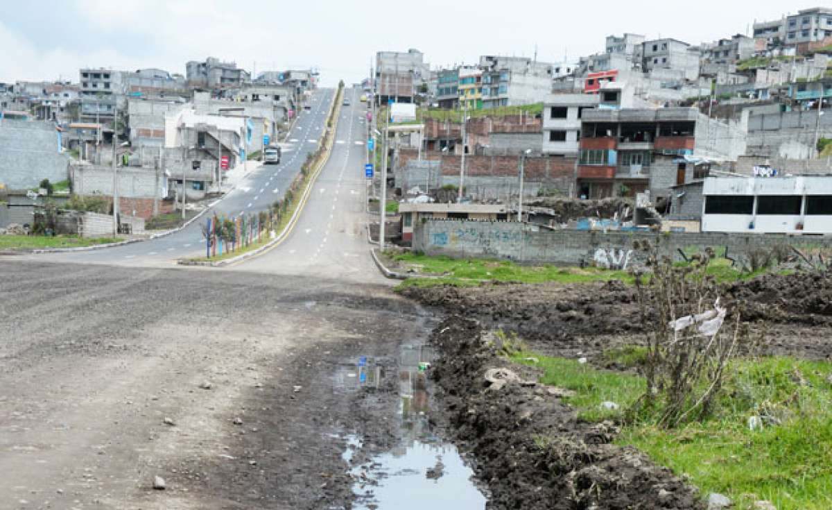 Los desperdicios se acumulan junto al tramo de 1,9 kil&oacute;metros del Escal&oacute;n 1 inaugurado el mi&eacute;rcoles. Foto: &Aacute;lvaro P&eacute;rez / El Tel&eacute;grafo