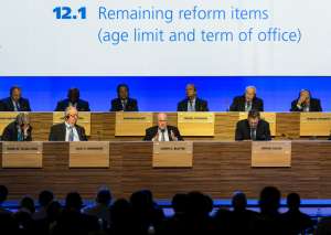 Joseph Blatter (c.) en la votaci&oacute;n para determinar si se establec&iacute;a l&iacute;mites de edad y per&iacute;odos para los dirigentes. Foto: AFP