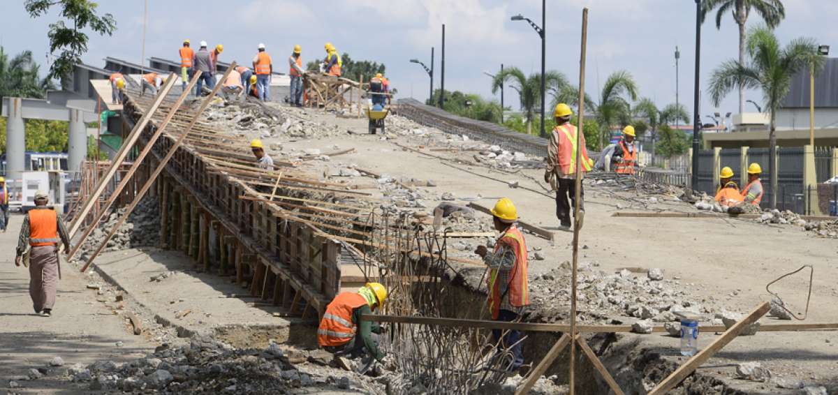 Decenas de obreros trabajan en la colocaci&oacute;n de los pilotes que sostendr&aacute;n la nueva estructura.           