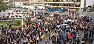 En la manifestaci&oacute;n de ayer participaron el prefecto de Carchi y el alcalde de Tulc&aacute;n, adem&aacute;s de empleados de ambas instituciones p&uacute;blicas.