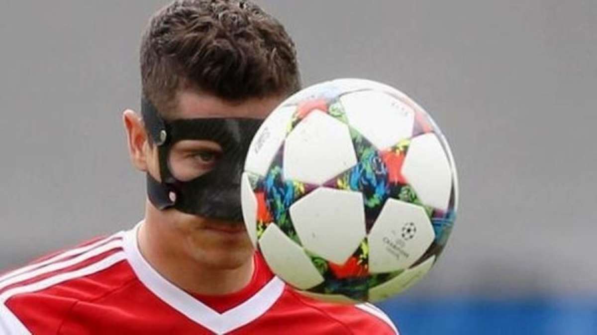 El delantero polaco estuvo entrenando previo al viaje con una mascara para proteger su rostro.