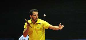 &rarr;El microtenista ecuatoriano Alberto Mi&ntilde;o se alista para servir durante el partido que le permiti&oacute; conseguir el oro en los Juegos de Santa Marta.