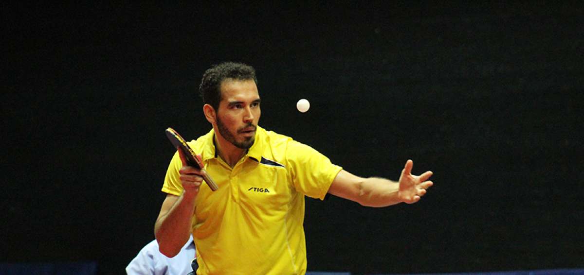 &rarr;El microtenista ecuatoriano Alberto Mi&ntilde;o se alista para servir durante el partido que le permiti&oacute; conseguir el oro en los Juegos de Santa Marta.
