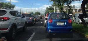 Contraflujo en calle Isaac Albeniz no ayuda con el tr&aacute;fico de la avenida Galo Plaza Lasso