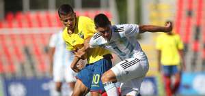 El volante ecuatoriano Jordan Rezabala (10) y el argentino Francesco Lo Celso disputan el bal&oacute;n durante el partido que se jug&oacute; en el Estadio Fiscal de Talca, por la tercera fecha del grupo B del Sudamericano Sub-20.