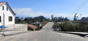 Una de las obras que se efectuaron en 2018 con las regal&iacute;as de la  minera fue el adoquinado de las calles de la parroquia de San Gerardo.