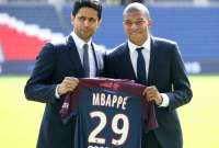 Nasser Al Khelaifi (izq.) junto con el delantero Kylian Mbappé. 