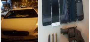 Entre las evidencias decomisadas est&aacute;n el auto, un arma de fuego y varios celulares.