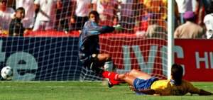 Instante en el que accidentalmente Escobar empuj&oacute; el bal&oacute;n al fondo de las redes en su intento por despejar un centro desde la izquierda.