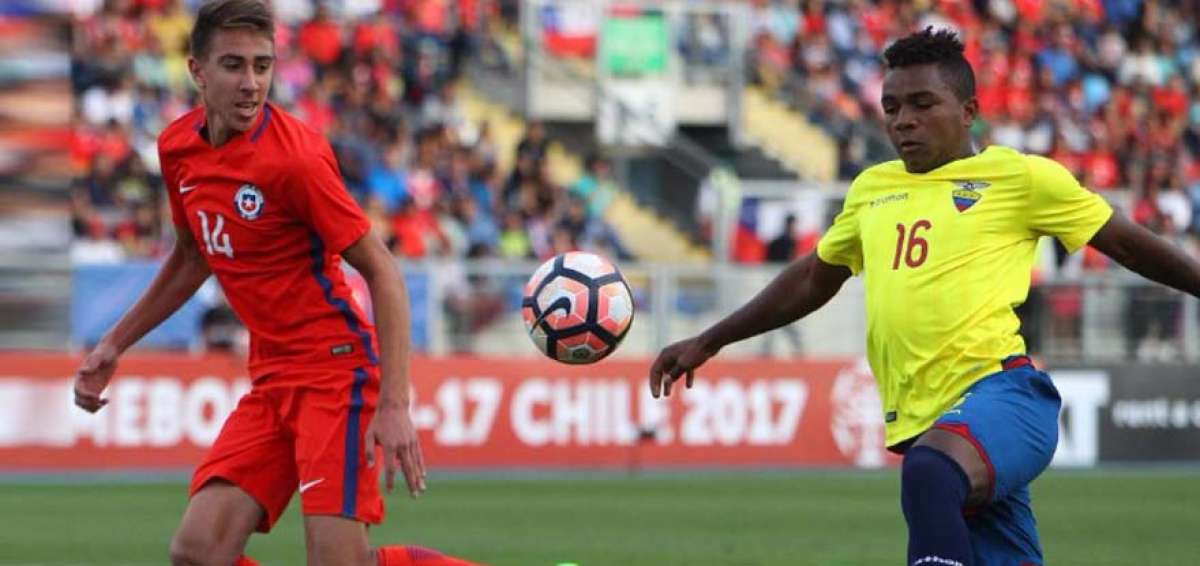 El defensa ecuatoriano John Campos (der.) disputa el bal&oacute;n con el chileno Diego Valencia, en el cotejo pasado.