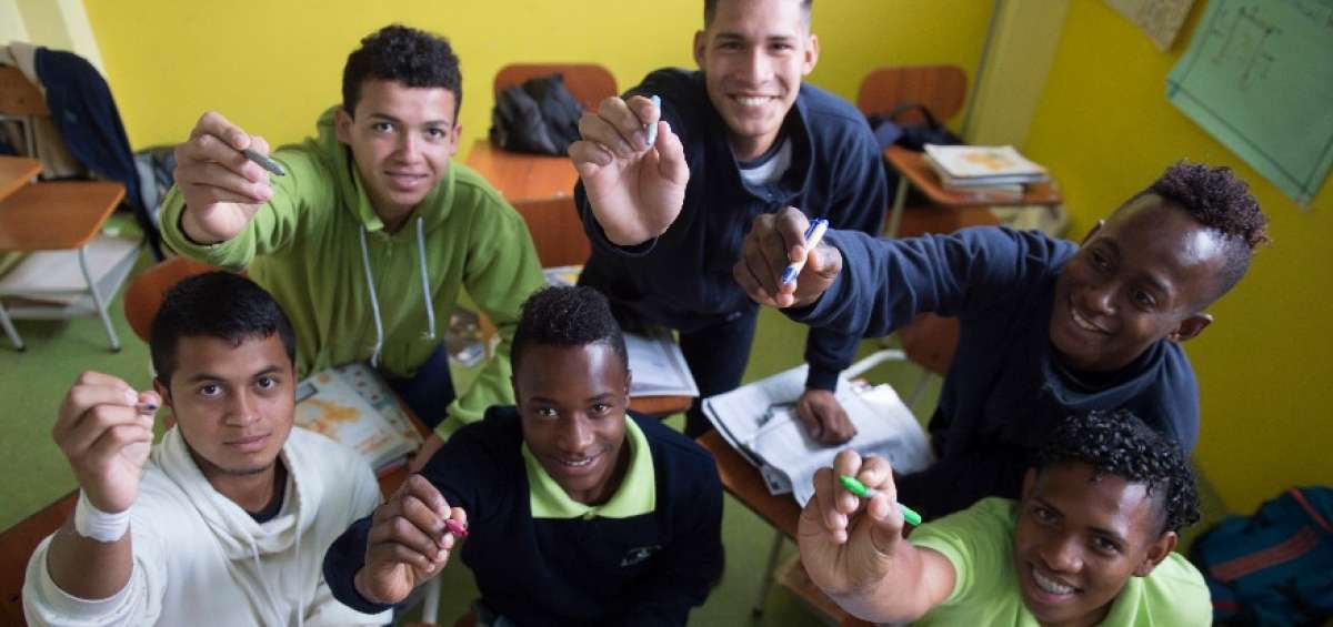 Los estudiantes de Cat&oacute;lica. Arriba (de izquierda a derecha): Ronald Briones, Freddy Lozada y Andr&eacute;s Nazareno. Abajo: Lenin Zapata, Kevin Villalba y Ronny Quintero