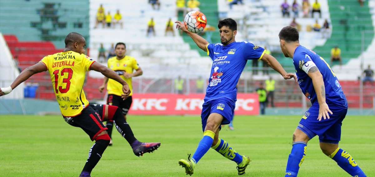 Ely Esterilla (iz.) centra el bal&oacute;n ante la marca de dos &lsquo;cet&aacute;ceos&rsquo; en juego de la primera vuelta, realizado en Portoviejo.
