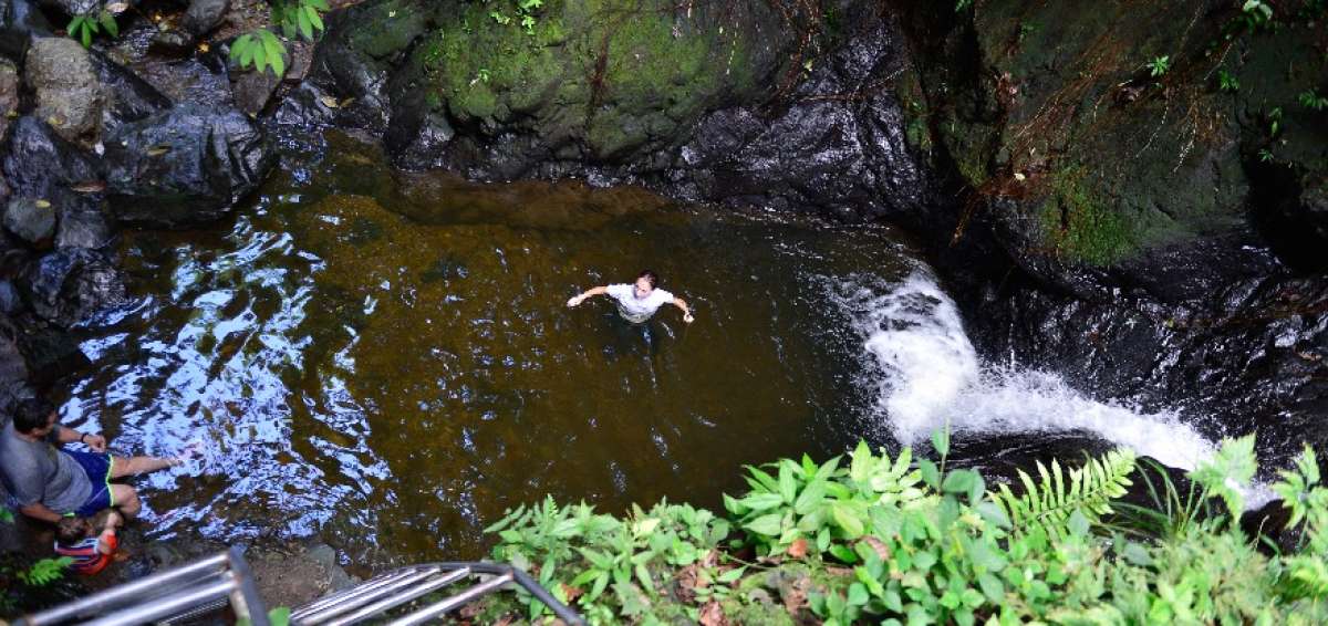 Luego de ba&ntilde;arse en las cascadas los turistas pueden degustar comida t&iacute;pica de la zona.