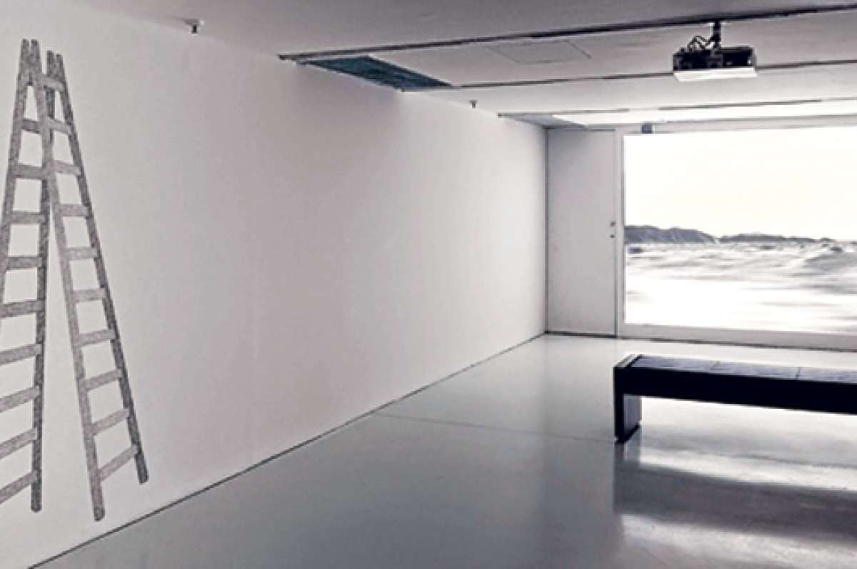 La fot&oacute;grafa Luz Mar&iacute;a Bedoya es autora de esta imagen que forma parte de la serie &lsquo;L&iacute;neas, palabras, cosas&rsquo;, que se exhibe en la galer&iacute;a Germ&aacute;n Kr&uuml;ger Espantoso, del sector de Miraflores. Tomada de limaenescena.blogspot.com