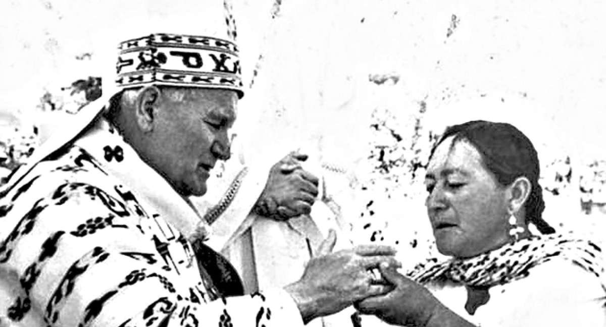 El papa Juan Pablo II, en su visita a Ecuador, estuvo en la provincia de Cotopaxi, donde fue recibido por las comunidades ind&iacute;genas del centro. Foto: Archivo