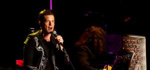 Brandon Flowers, cantante y l&iacute;der de The Killers, demostr&oacute; un exaltado entusiasmo que hizo cantar al p&uacute;blico en el Festival Lollapalooza.  