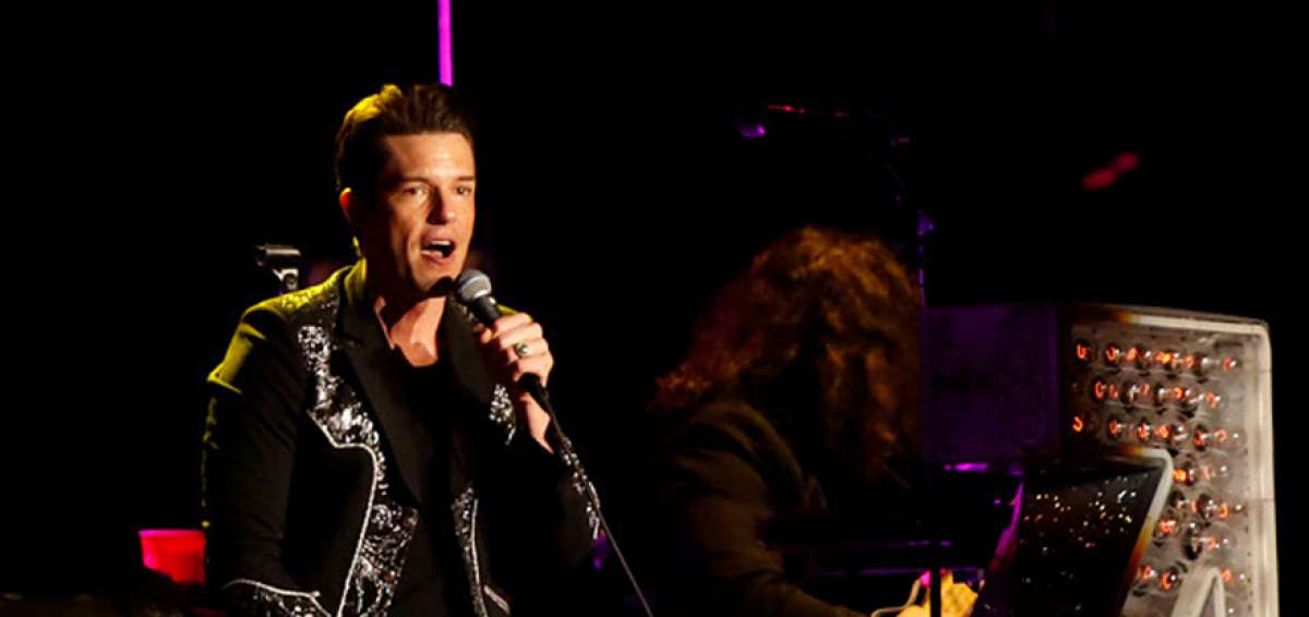 Brandon Flowers, cantante y l&iacute;der de The Killers, demostr&oacute; un exaltado entusiasmo que hizo cantar al p&uacute;blico en el Festival Lollapalooza.  