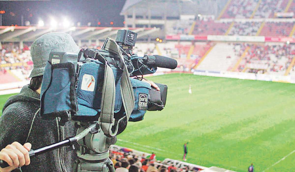 Con esta venta de los derechos de TV, los ingresos totales por la retransmisi&oacute;n de los partidos del f&uacute;tbol espa&ntilde;ol ascienden de 785 millones de euros a 1.200. Foto: Internet