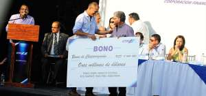 El vicepresidente Jorge Glas durante la entrega del certificado simb&oacute;lico de chatarrizaci&oacute;n a Bol&iacute;var Carrasco.