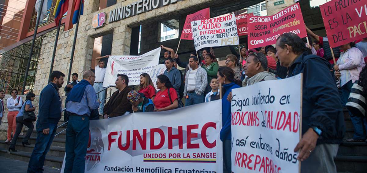 Los pacientes de hemofilia acudieron a los exteriores del Ministerio de Salud en Quito. Una comisi&oacute;n fue recibida por las autoridades. 