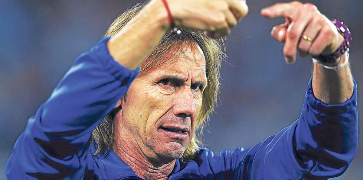 Tras la pr&aacute;ctica de Alianza en la Villa Deportiva de Lima, Gareca se reuni&oacute; con el DT Guillermo Sanguinetti. Foto: AFP