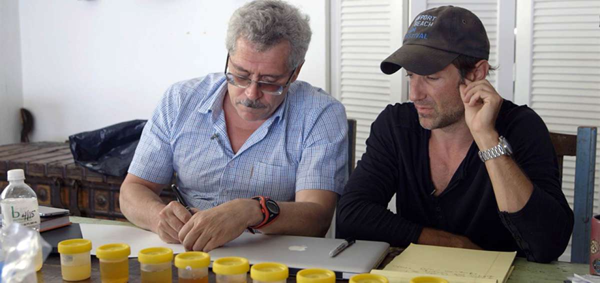 &rarr;Grigory Rodchenkov (i) con el cineasta Bryan Fogel en el nuevo documental &Iacute;caro, donde habla acerca de los casos de dopaje en el deporte.