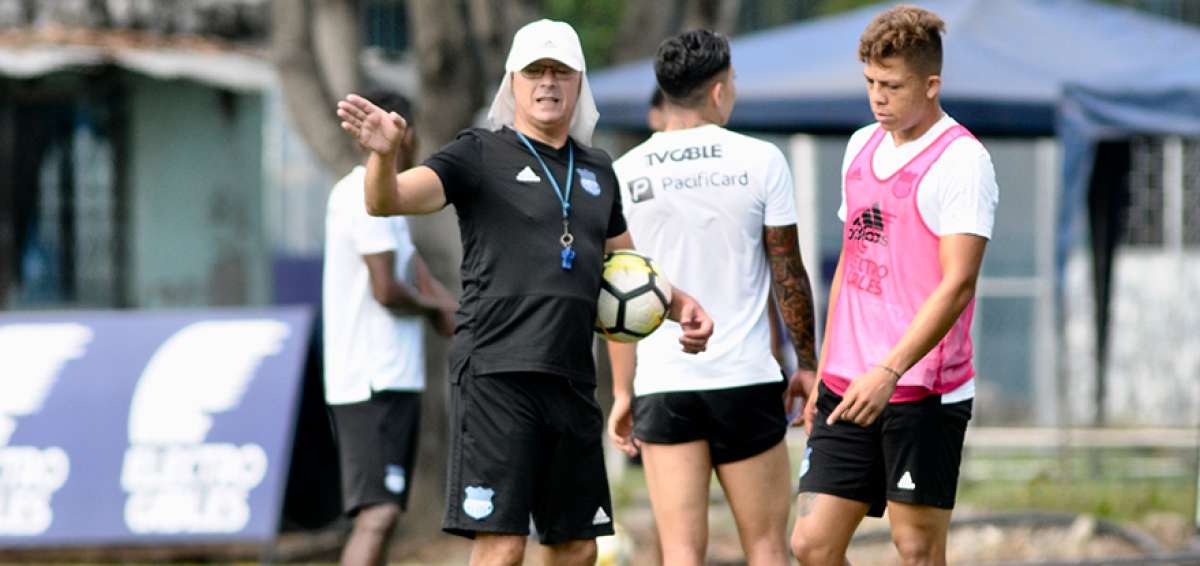 Alfredo Arias (izq.), DT de Emelec, le da instrucciones al defensa Marlon Mej&iacute;a (der.) durante uno de los &uacute;ltimos entrenamientos en Samanes.