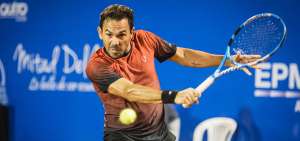 El tenista V&iacute;ctor Estrella Burgos devuelve una pelota durante el partido contra el brasile&ntilde;o Thomaz Bellucci.