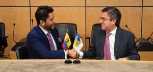 El ministro de Producci&oacute;n, Iv&aacute;n Ontaneda, y Luis Alberto Moreno, presidente del BID, durante la firma del convenio. 