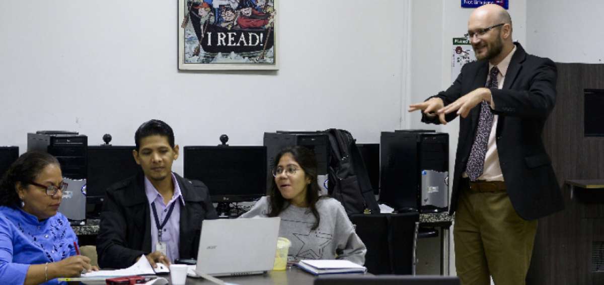 Catedr&aacute;tico de U. Estatal de Pensilvania capacit&oacute; a docentes de ingl&eacute;s