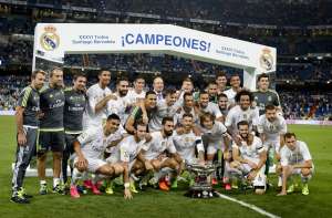 La plantilla del Madrid posa con el trofeo Santiago Bernab&eacute;u. Foto: AFP