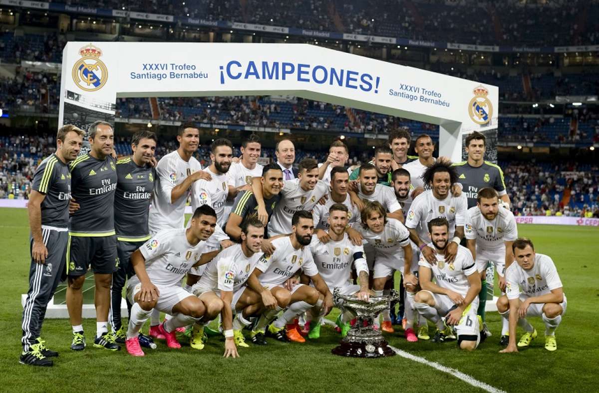 La plantilla del Madrid posa con el trofeo Santiago Bernab&eacute;u. Foto: AFP