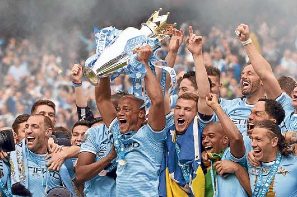 El capit&aacute;n Vincent Kompany levanta el trofeo junto a sus compa&ntilde;eros de equipo. Foto: Efe