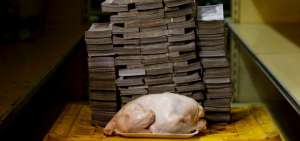 Para comprar un pollo, los venezolanos pueden llegar a pagar 14.600.000 bol&iacute;vares.