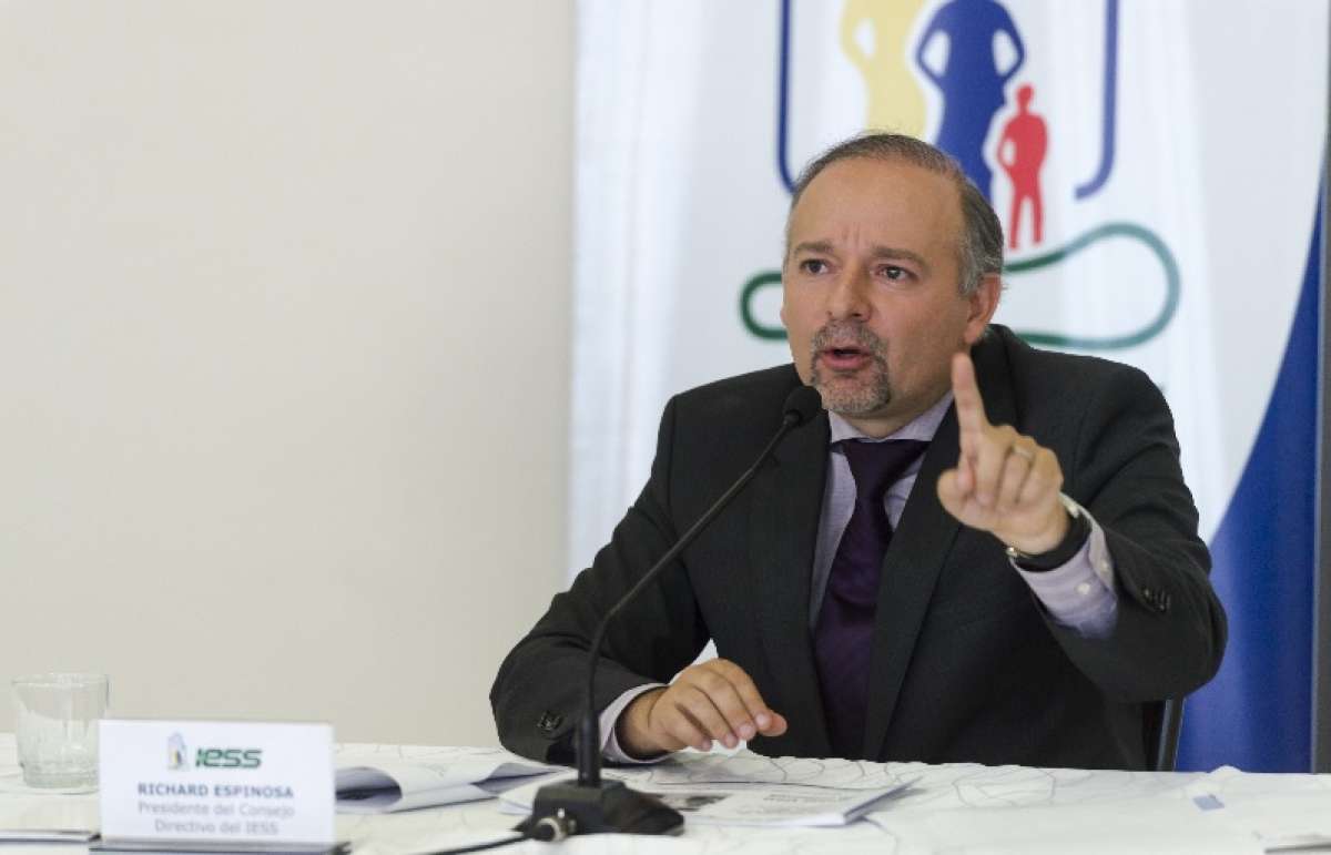 Richard Espinosa, presidente del directorio del IESS, indic&oacute; que figuran irregularidades en la compra de medicamentos y equipos m&eacute;dicos. Foto: Jhon Guevara/ EL TEL&Eacute;GRAFO