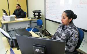 Las mujeres polic&iacute;as a diario ofrecen su contingente al  servicio de la ciudadan&iacute;a. Foto: Cortes&iacute;a