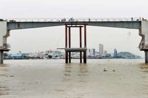 La constructora del paso Guayaquil-Santay ultima los detalles de la parte mec&aacute;nica para que circulen  las embarcaciones. Foto: William Orellana