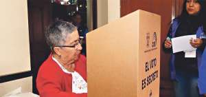 Nelvia D&aacute;vila ejerci&oacute; este viernes 22 de junio su derecho al sufragio, dentro del proceso de revocatoria de mandato del alcalde de Loja, Bol&iacute;var Castillo.
