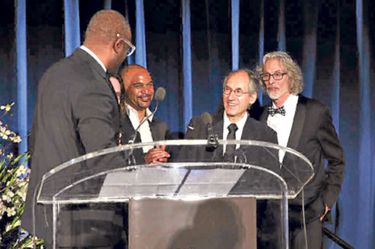 Uno de los jefes de la publicaci&oacute;n Gerard Biard, y Jean-Baptiste Thore recibieron el premio PEN la noche del mi&eacute;rcoles en una gala con alta seguridad. Foto foto del heraldo.es