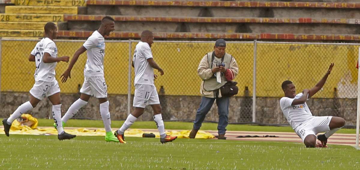 Jugadores locales festejando el gol de Jhon Cifuentes. 