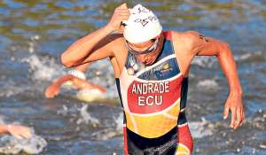 Juan Jos&eacute; Andrade no se sinti&oacute; muy c&oacute;modo en la nataci&oacute;n; sin embargo, sali&oacute; del agua en el primer grupo del que no se despeg&oacute; jam&aacute;s. Foto: cortes&iacute;a