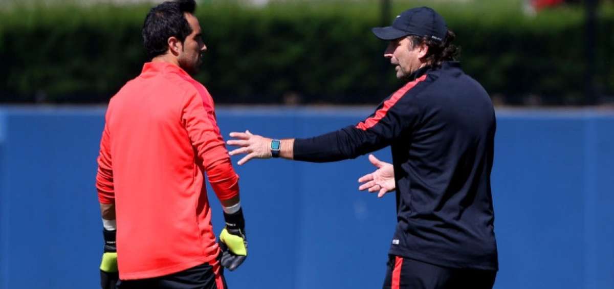 Juan Antonio Pizzi (d), director t&eacute;cnico de la selecci&oacute;n de Chile, en un di&aacute;logo con Claudio Bravo, capit&aacute;n y arquero de la Roja, en Santiago.