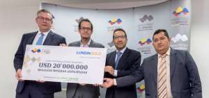 Ron Hochstein, representante de Lundin Gold, entreg&oacute; al ministro de Miner&iacute;a, Javier C&oacute;rdova, un desembolso por las regal&iacute;as de producci&oacute;n minera.