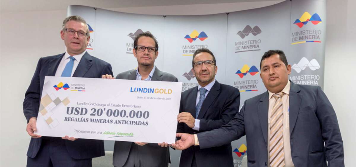 Ron Hochstein, representante de Lundin Gold, entreg&oacute; al ministro de Miner&iacute;a, Javier C&oacute;rdova, un desembolso por las regal&iacute;as de producci&oacute;n minera.